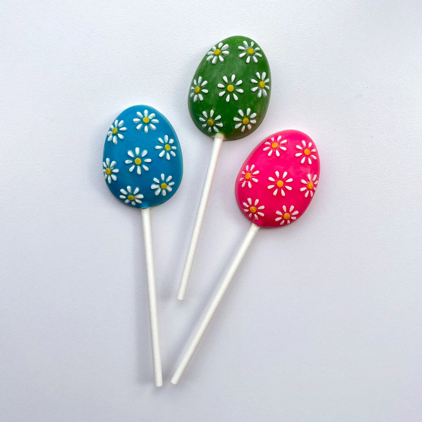 Pretty, delicate white and yellow daisies hand-painted on a blue, pink or green egg-shaped background. Filled with milk chocolate.