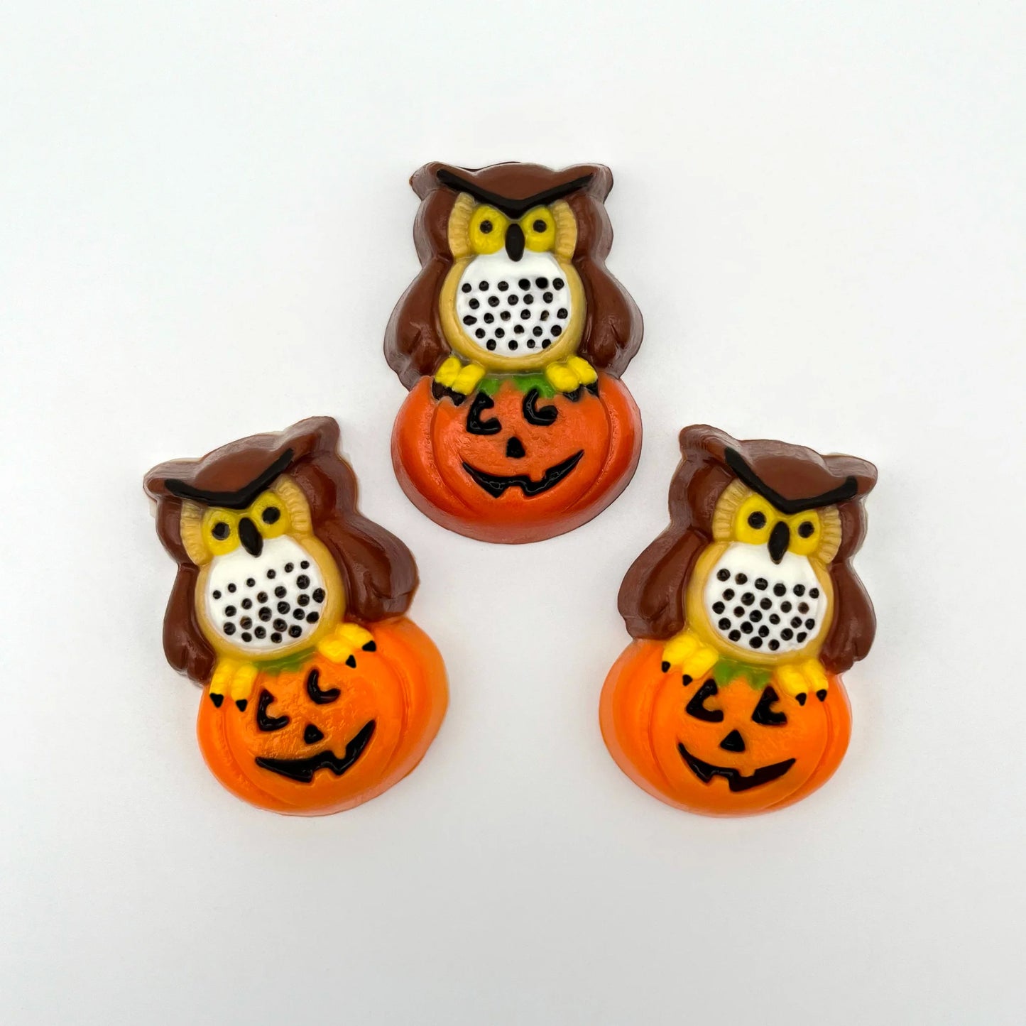 Exquisitely detailed chocolate owl sitting on a carved pumpkin, decorated in 8 different colours.